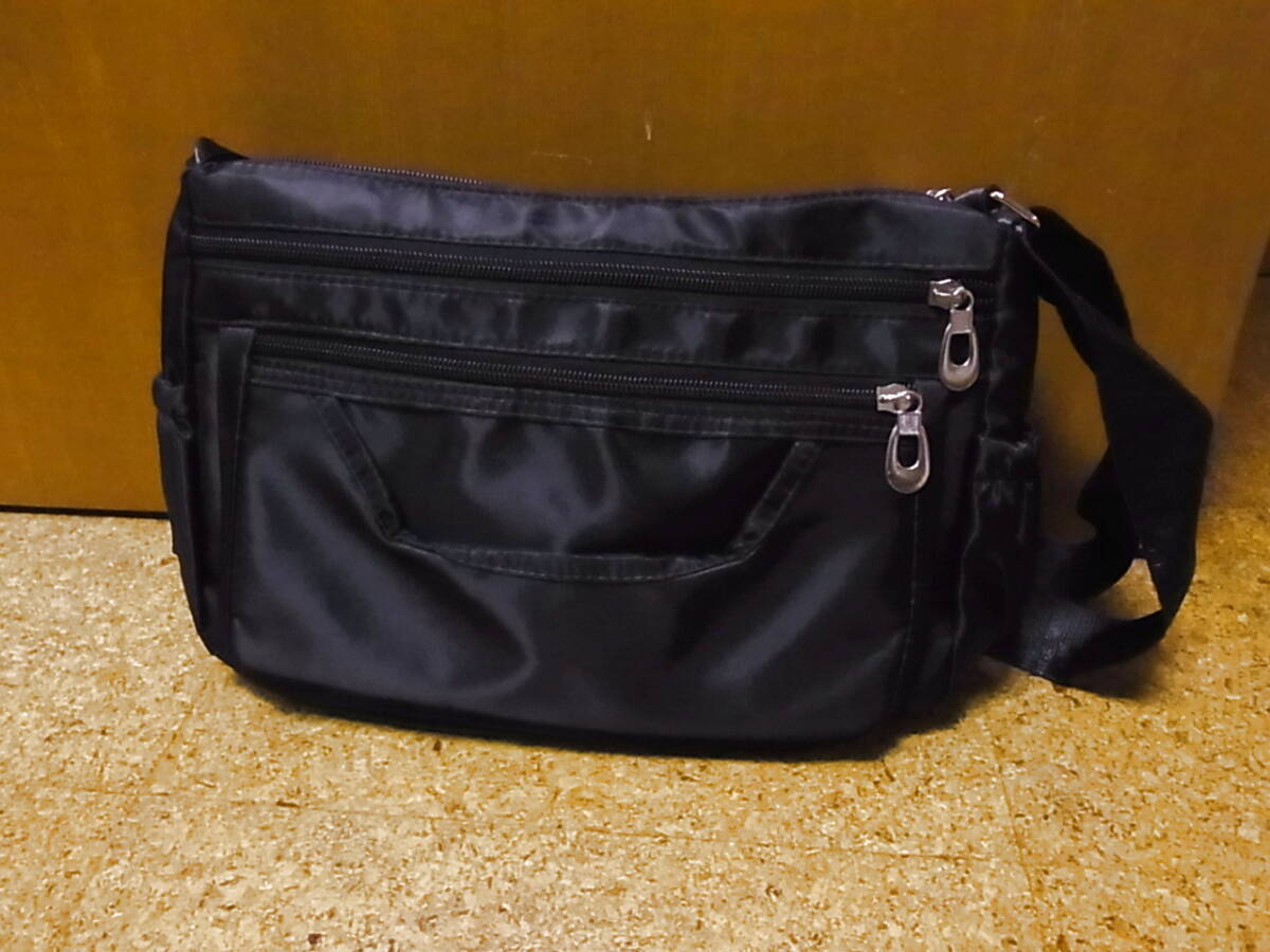 新品 軽量斜め掛けバッグ　 黒 　ブラック　_画像1