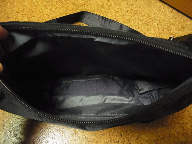 新品 軽量斜め掛けバッグ　 黒 　ブラック　_画像4