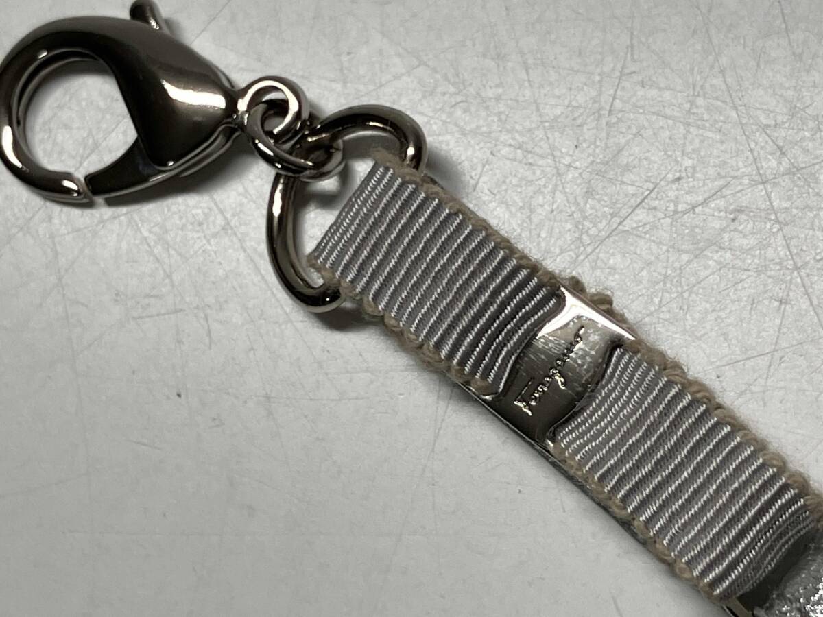 Salvatore Ferragamovala кольцо для ключей имеется цветок очарование серый серия