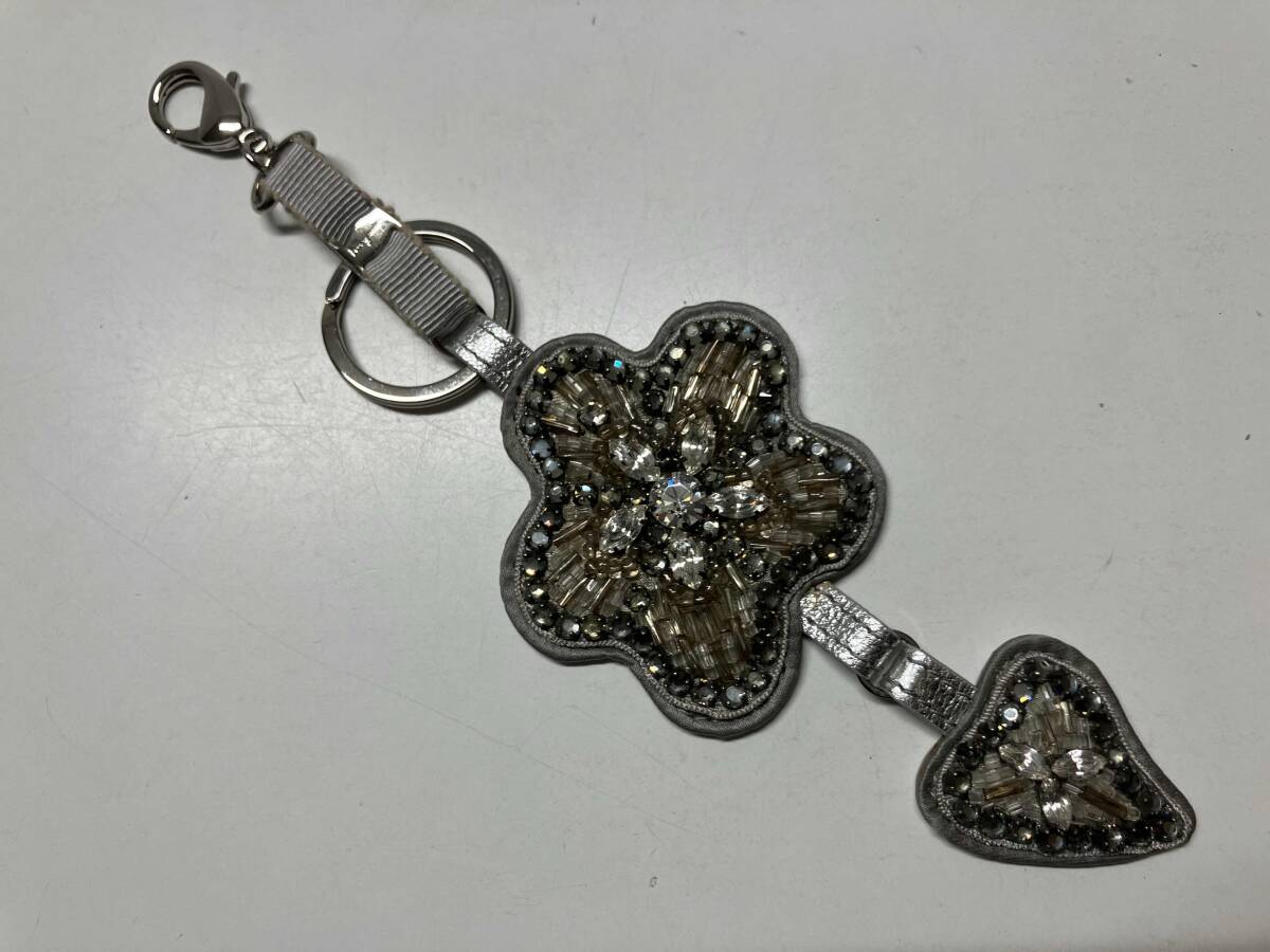 Salvatore Ferragamovala кольцо для ключей имеется цветок очарование серый серия Salvatore Ferragamovala кольцо для ключей имеется цветок очарование серый серия