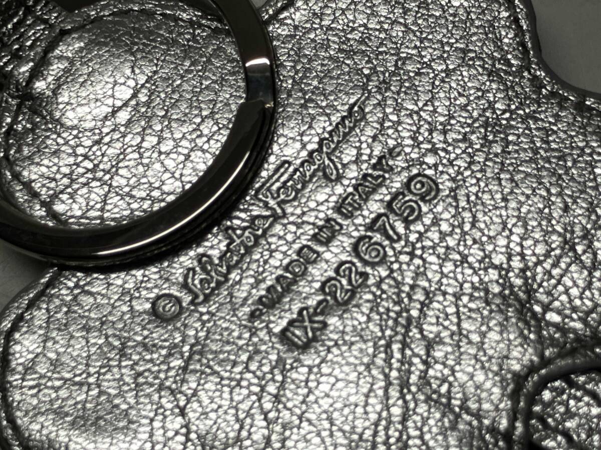 Salvatore Ferragamovala кольцо для ключей имеется цветок очарование серый серия