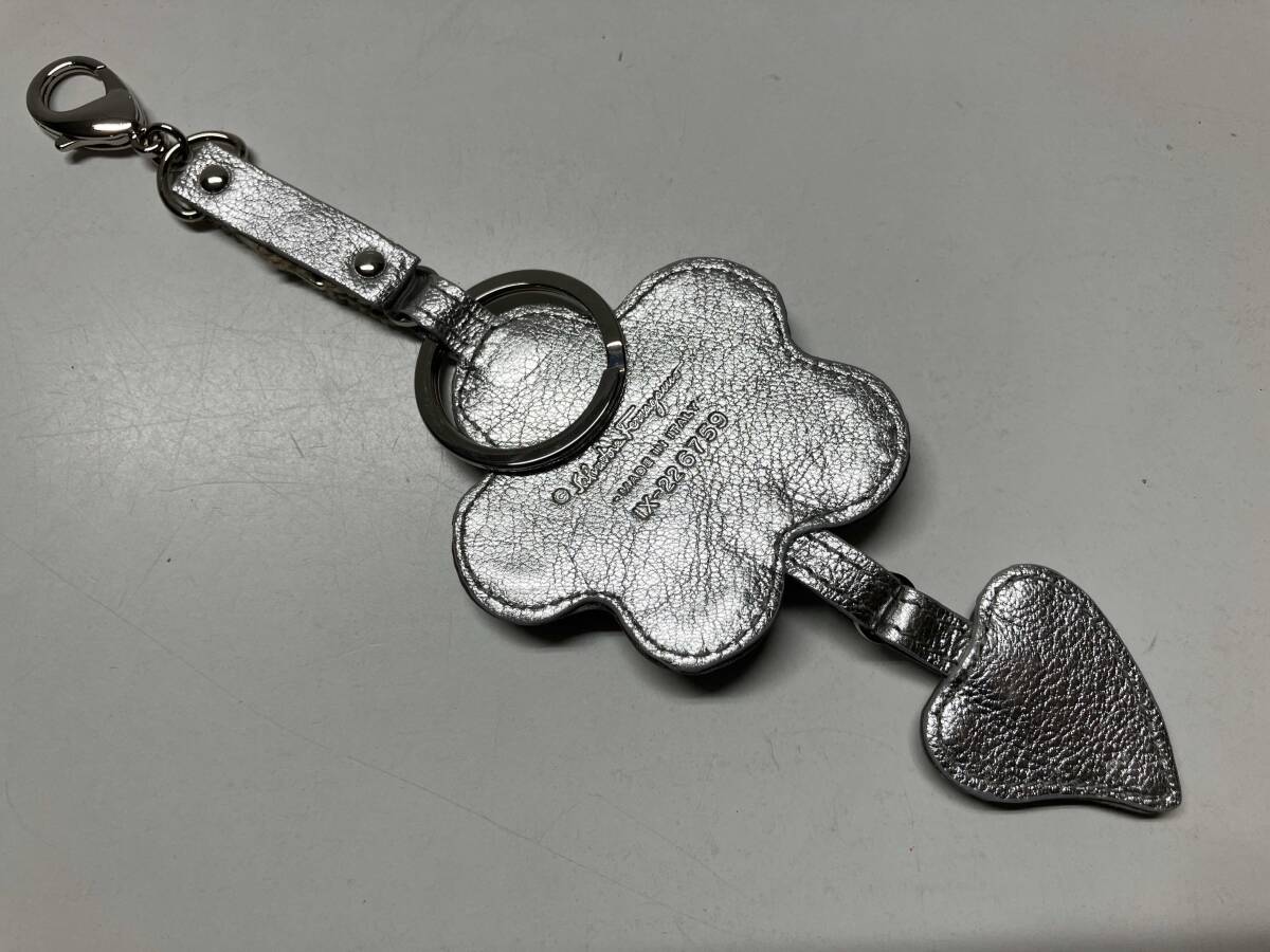 Salvatore Ferragamovala кольцо для ключей имеется цветок очарование серый серия