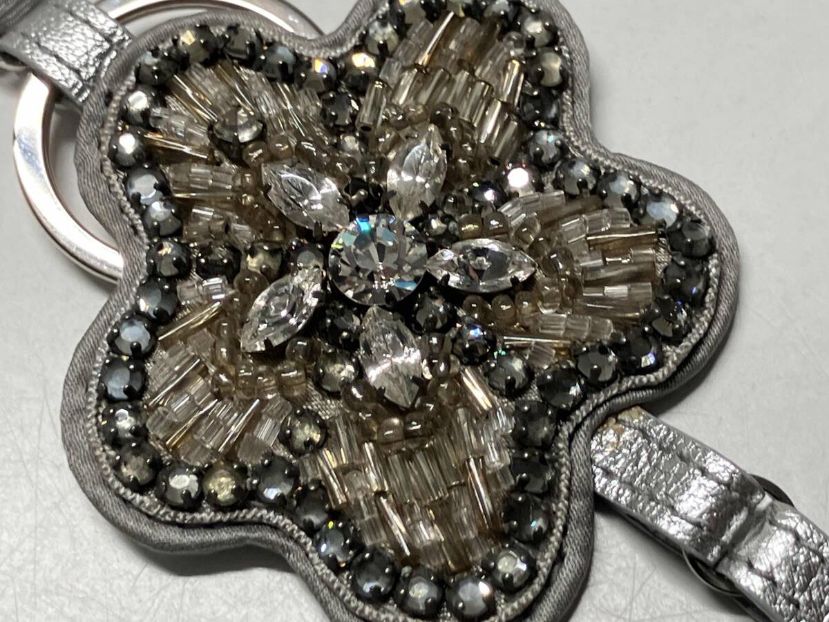 Salvatore Ferragamovala кольцо для ключей имеется цветок очарование серый серия