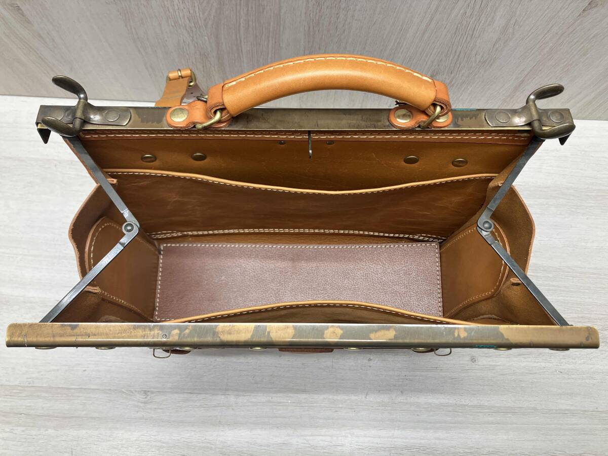 HERZ/ヘルツ ビジネスキットバッグ 2本ベルト ビジネス鞄 パンタフレーム クラシカル 南京錠付 日本製 オリジナルレザー_画像6