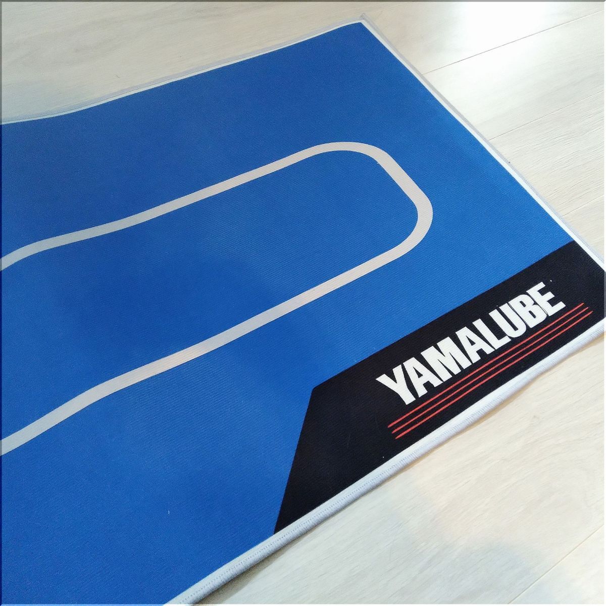 新品★ヤマハレーシング（YAMAHA）１★メンテナンスマット/200×58ｃｍ/滑り止め付★フロアマット・バイクマット_画像2