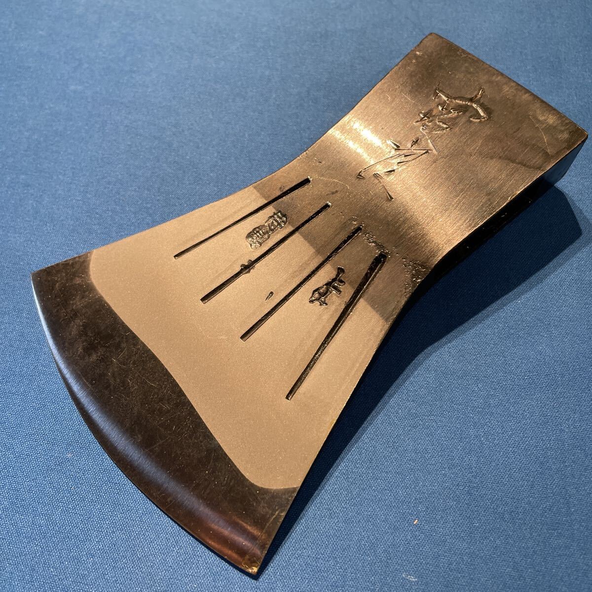 (a) 土佐打刃物 宮良 斧 最高級品 特製 薪割り キャンプ アウトドア 焚き火 全長16×刃渡り11.2 重量1000g _画像1