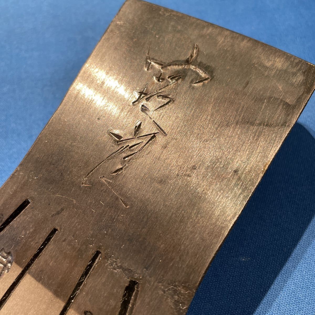 (a) 土佐打刃物 宮良 斧 最高級品 特製 薪割り キャンプ アウトドア 焚き火 全長16×刃渡り11.2 重量1000g _画像2