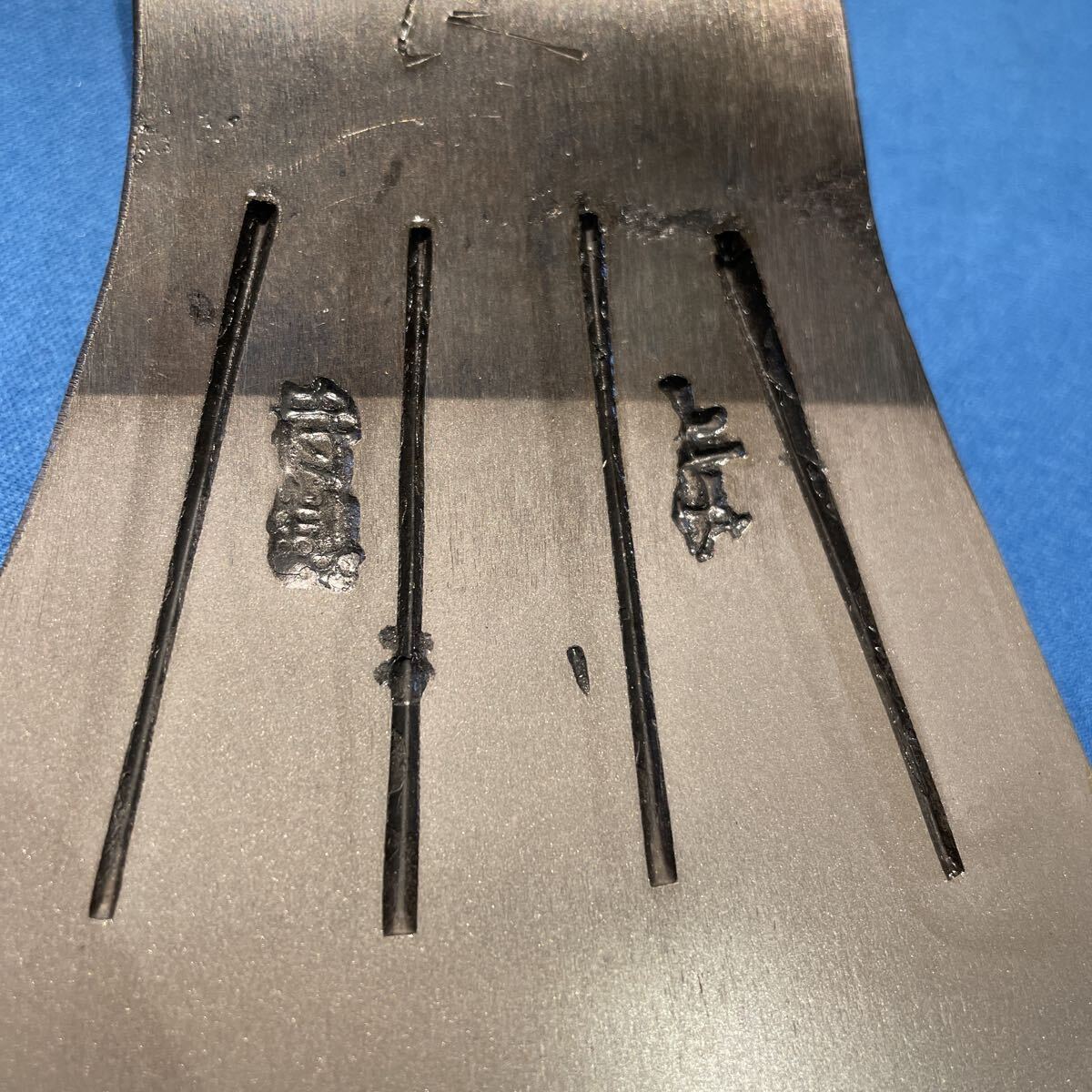 (a) 土佐打刃物 宮良 斧 最高級品 特製 薪割り キャンプ アウトドア 焚き火 全長16×刃渡り11.2 重量1000g _画像3