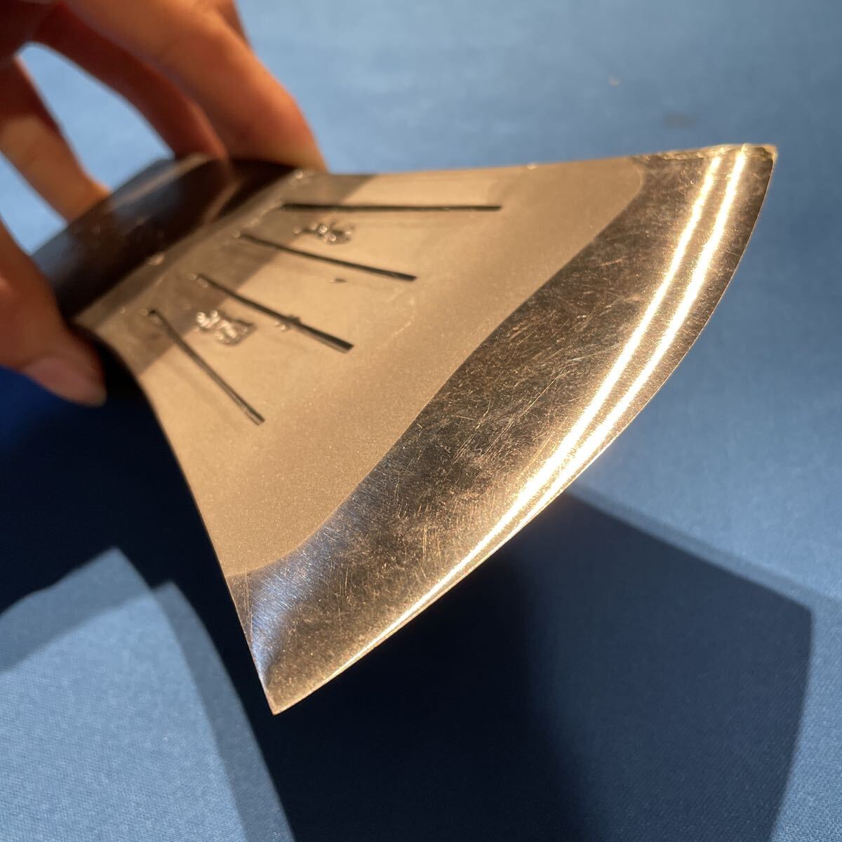 (a) 土佐打刃物 宮良 斧 最高級品 特製 薪割り キャンプ アウトドア 焚き火 全長16×刃渡り11.2 重量1000g _画像4