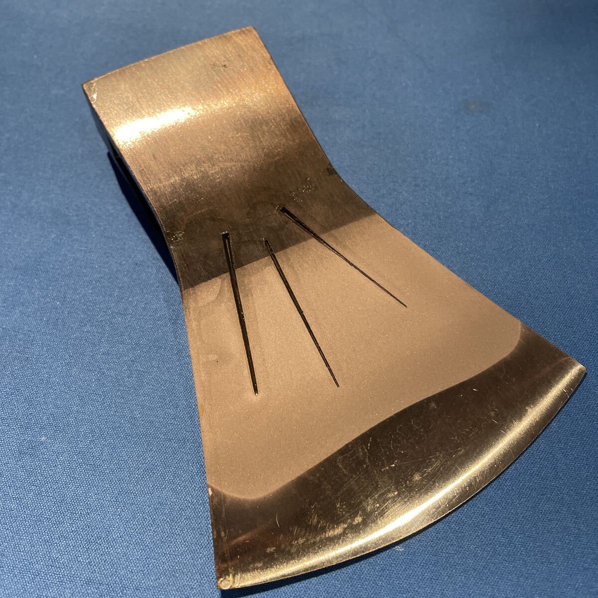 (a) 土佐打刃物 宮良 斧 最高級品 特製 薪割り キャンプ アウトドア 焚き火 全長16×刃渡り11.2 重量1000g _画像5