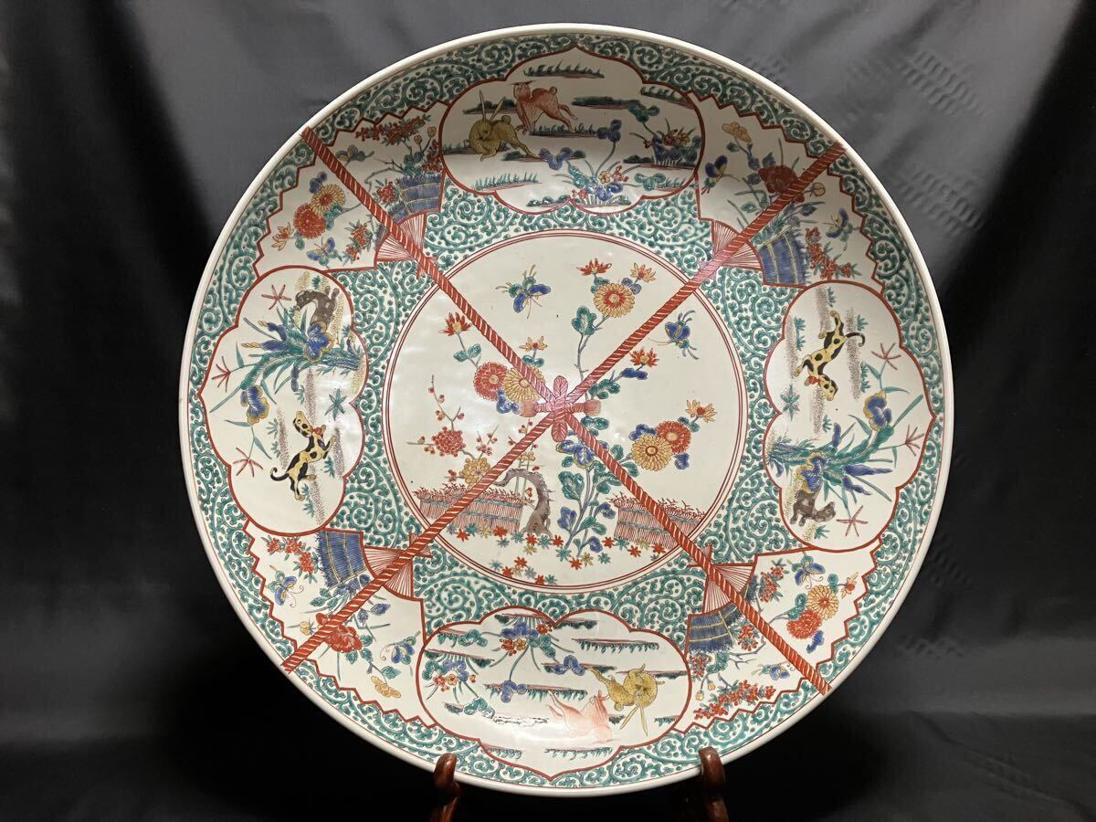 大珍品　江戸期　古伊万里色絵　柿右衛門様式　色絵綱割唐草犬兎菊花蝶文特大飾皿　大皿57cm 古美術品_画像1