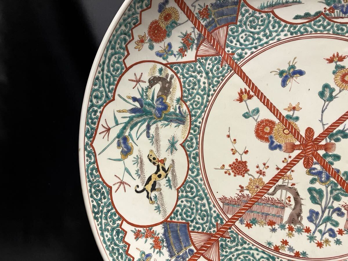 大珍品　江戸期　古伊万里色絵　柿右衛門様式　色絵綱割唐草犬兎菊花蝶文特大飾皿　大皿57cm 古美術品_画像5