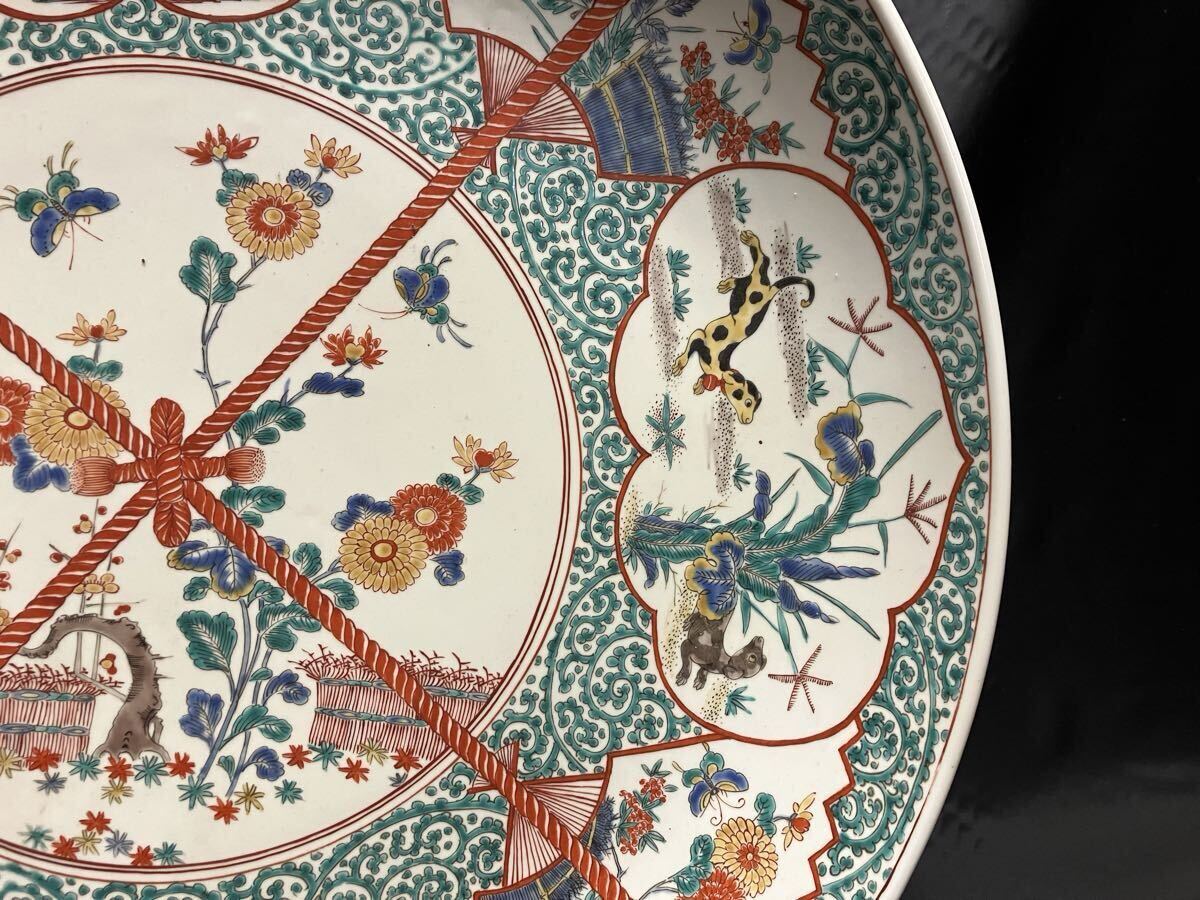大珍品　江戸期　古伊万里色絵　柿右衛門様式　色絵綱割唐草犬兎菊花蝶文特大飾皿　大皿57cm 古美術品_画像6