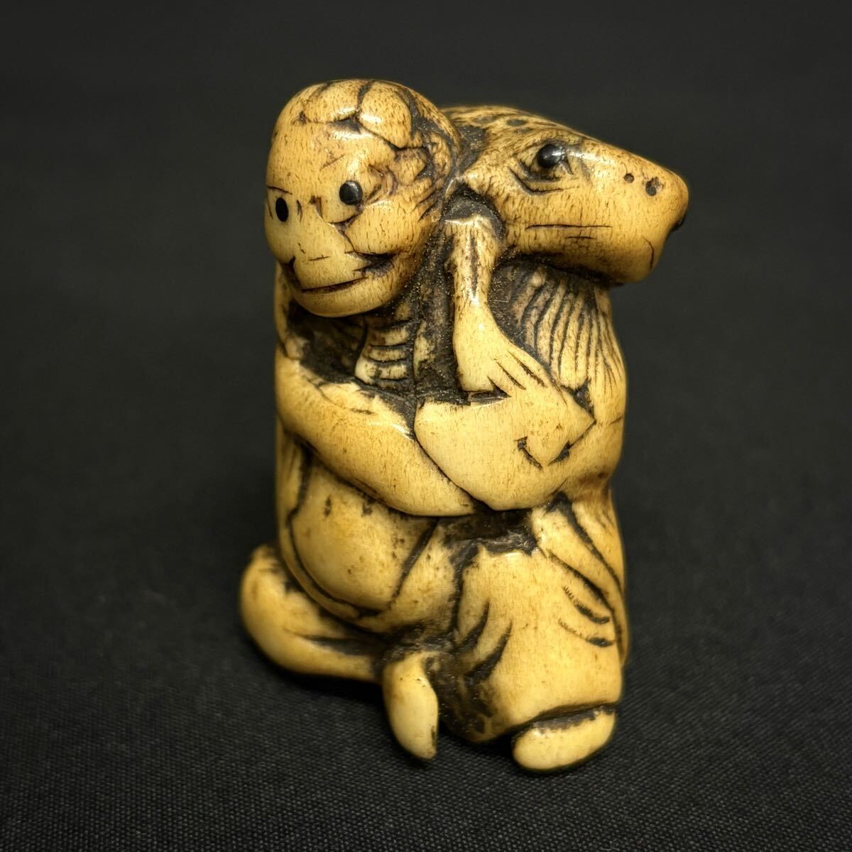  классика netsuke Edo период .. спинной . человек натуральный материалы .. предмет украшение netsuke персона . человек скульптура старый изобразительное искусство времена предмет (11307H