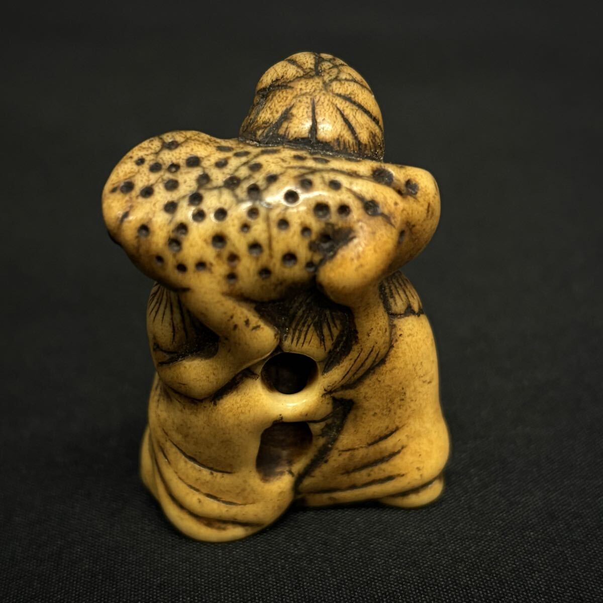  классика netsuke Edo период .. спинной . человек натуральный материалы .. предмет украшение netsuke персона . человек скульптура старый изобразительное искусство времена предмет (11307H
