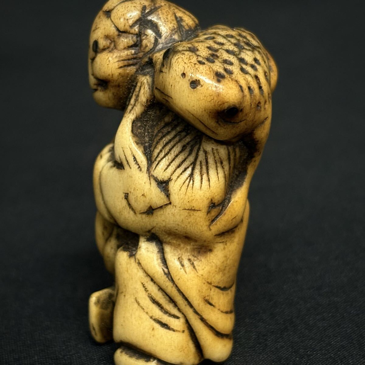  классика netsuke Edo период .. спинной . человек натуральный материалы .. предмет украшение netsuke персона . человек скульптура старый изобразительное искусство времена предмет (11307H