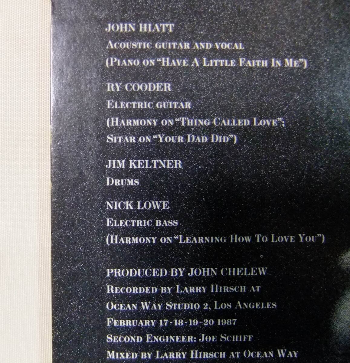 John Hiatt / Bring The Family / '87US A&M Records / EMW Pressing / 初盤オリジナル / feat. Ry Cooder, Nick Lowe, Jim Keltner_画像6