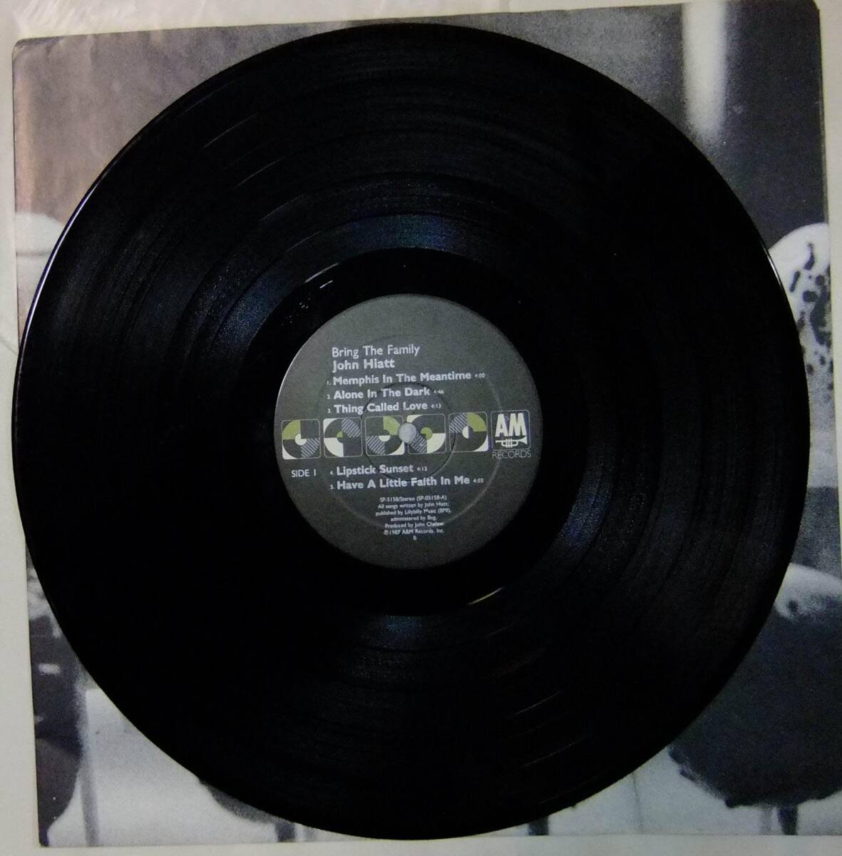 John Hiatt / Bring The Family / '87US A&M Records / EMW Pressing / 初盤オリジナル / feat. Ry Cooder, Nick Lowe, Jim Keltner_画像9