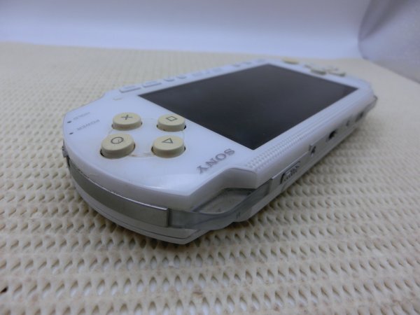 【中古現状品】SONY ソニー Playstation Portable プレイステーションポータブル PSP-1000 通電・起動確認済 GA1B-S60-11TR0548_画像2