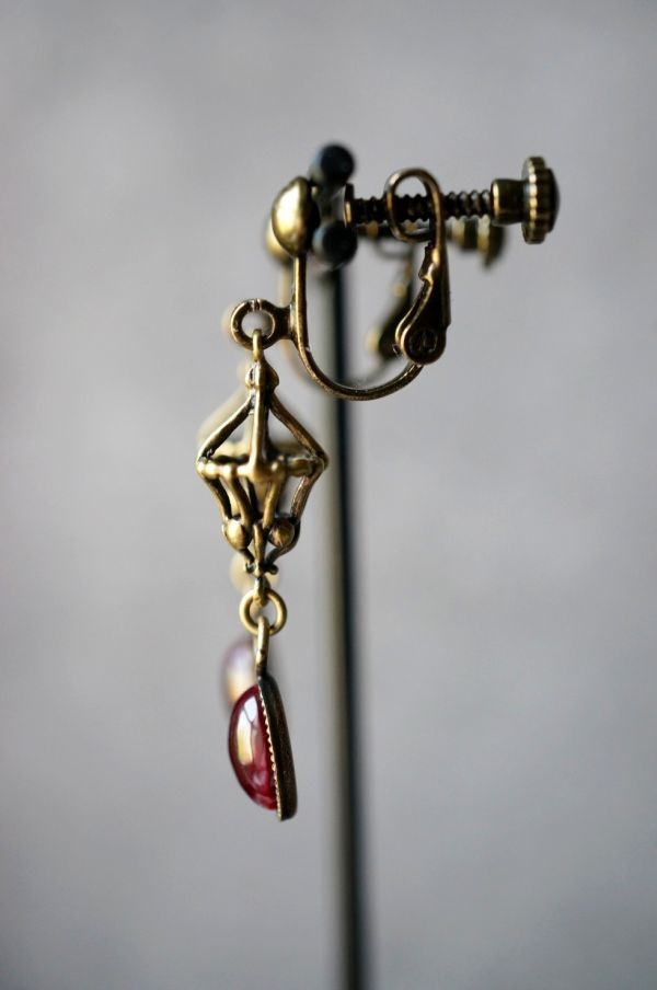 イヤリング 001 コランダム(人工ルビー)のイヤリング アンティークブロンズカラー金具使用 _画像6