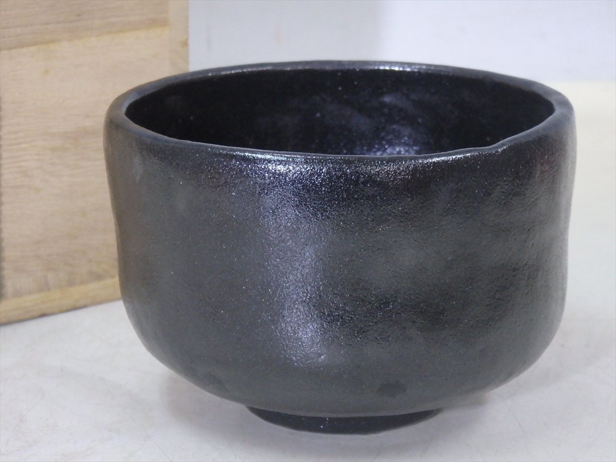 ★状態良好！【柚子肌 黒茶碗　木箱入り】正夫/銘あり　直径12.5cm　高さ8cm　茶道具 抹茶碗 茶器_画像7