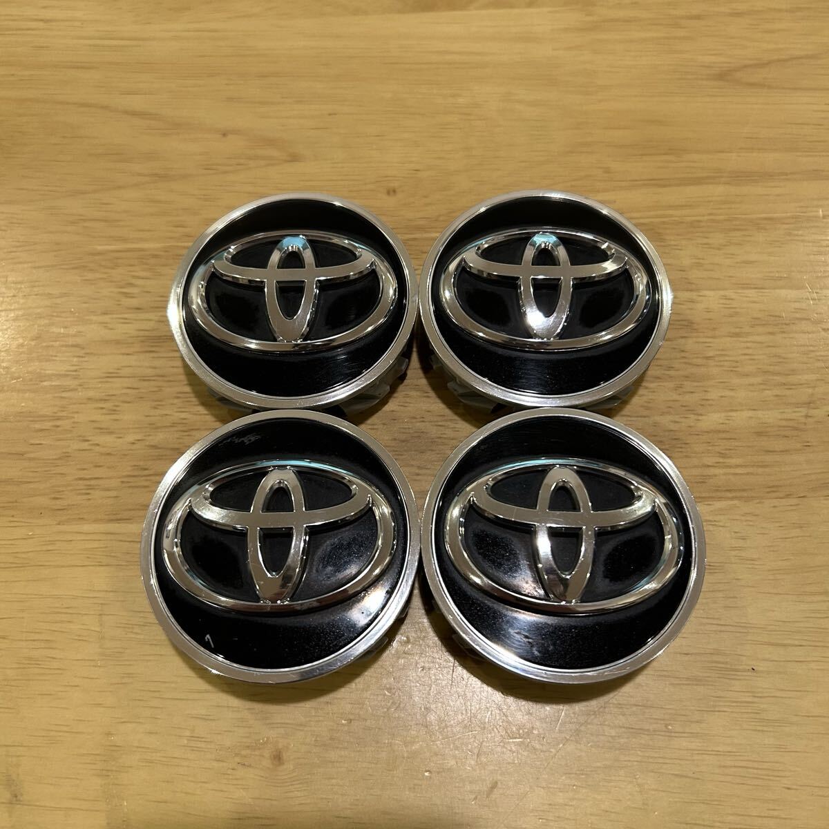 M181 トヨタ 純正 黒 ブラック センターキャップ 4個 外径62mm_画像1