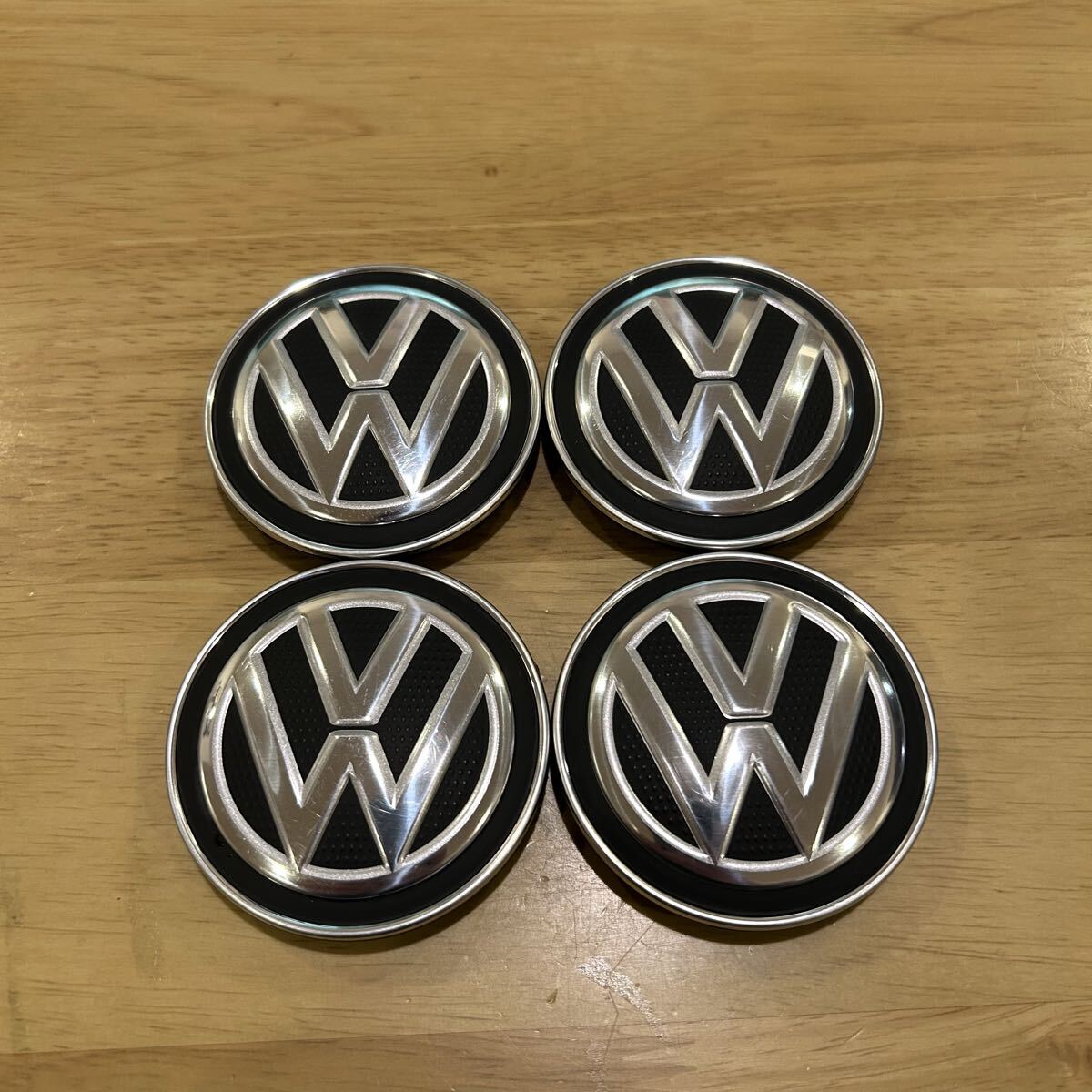 M370 正規品 VW 純正 センターキャップ 4個 外径66mm 5G0601171_画像1