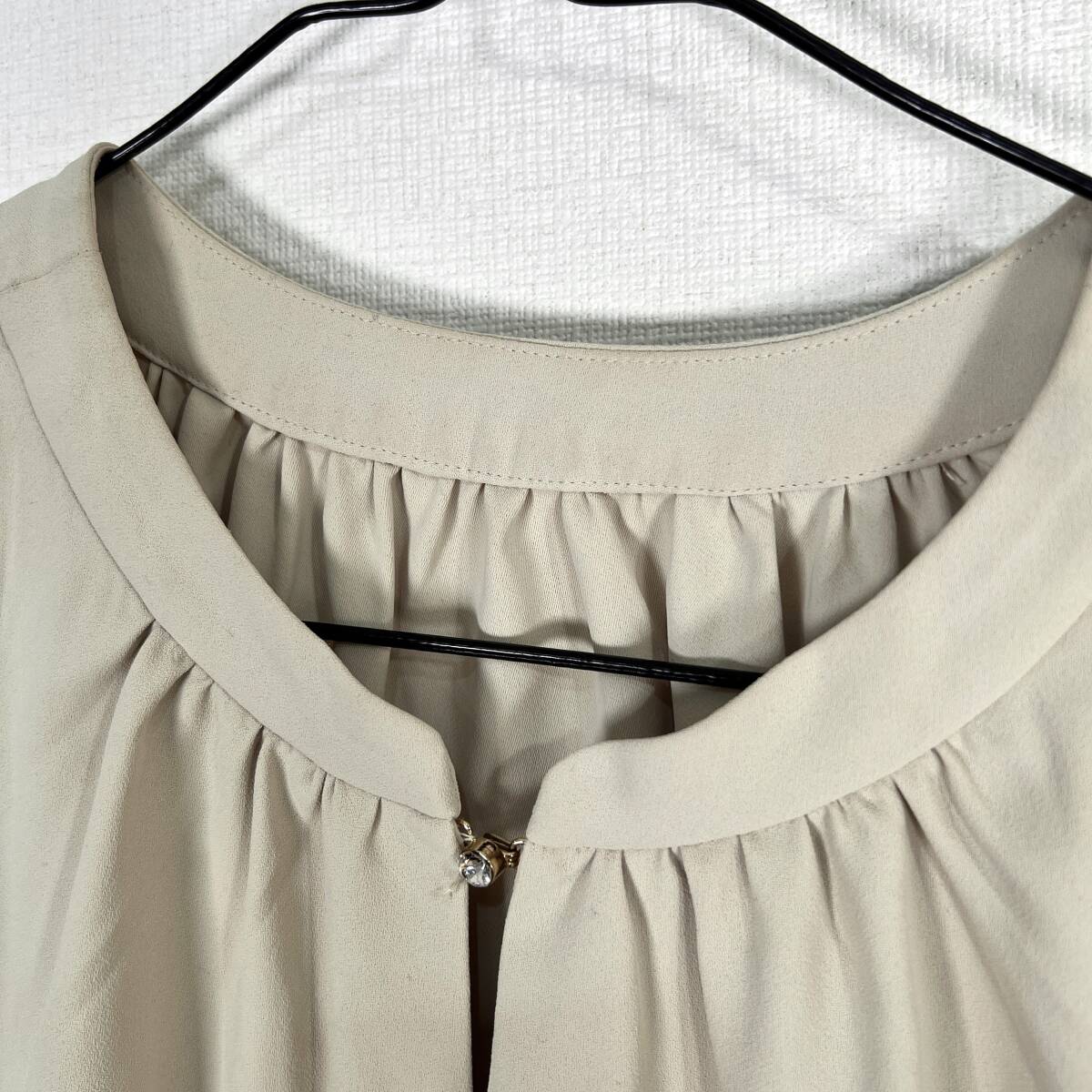 【ROPE PICNIC】ロペピクニック ベージュ系 2WAY ビジューホック ノーカラー 長袖 ブラウス カットソー 女性用 レディース 38【c033】_画像2