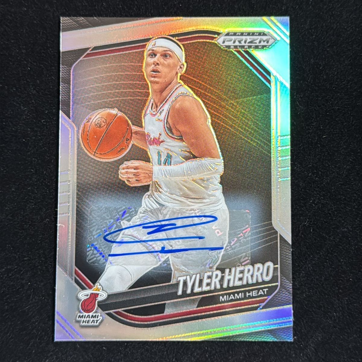 Tyler Herro Thai la-* герой Panini Prizm Black 2024-25 Silver Autograph Auto автограф автограф нагрев Heat