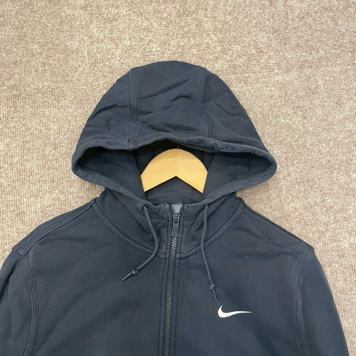 【S7023】 NIKE ナイキ スウェット パーカー ジップアップ スウッシュロゴ ワンポイント サイズL ブラック 黒 メンズ トップス 最落なし_画像4