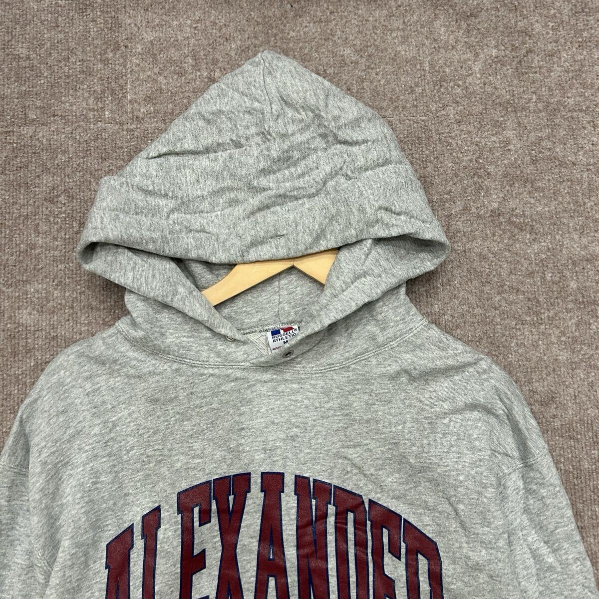 【S7189】 RUSSELL ATHLETIC ラッセルアスレチック パーカー プルオーバー サイズM グレー 灰色 フロントプリント メンズ トップス_画像4