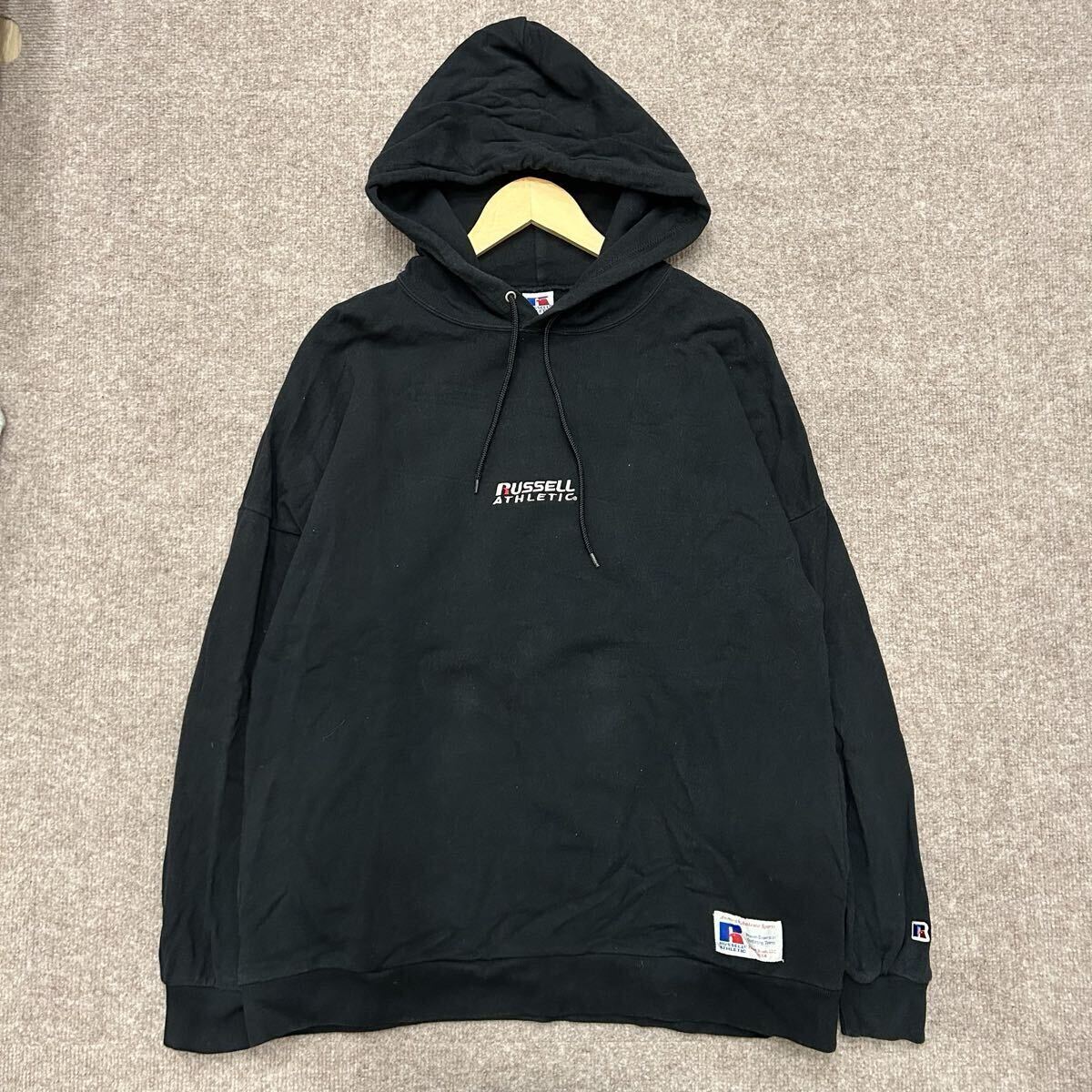 【S7190】 RUSSELL ATHLETIC ラッセルアスレチック パーカー プルオーバー サイズM ブラック 黒 刺繍ロゴ 胸ロゴ バッグプリント メンズ_画像2