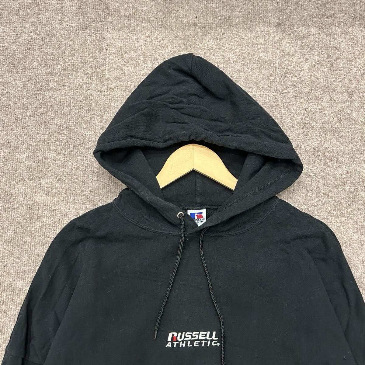 【S7190】 RUSSELL ATHLETIC ラッセルアスレチック パーカー プルオーバー サイズM ブラック 黒 刺繍ロゴ 胸ロゴ バッグプリント メンズ_画像4