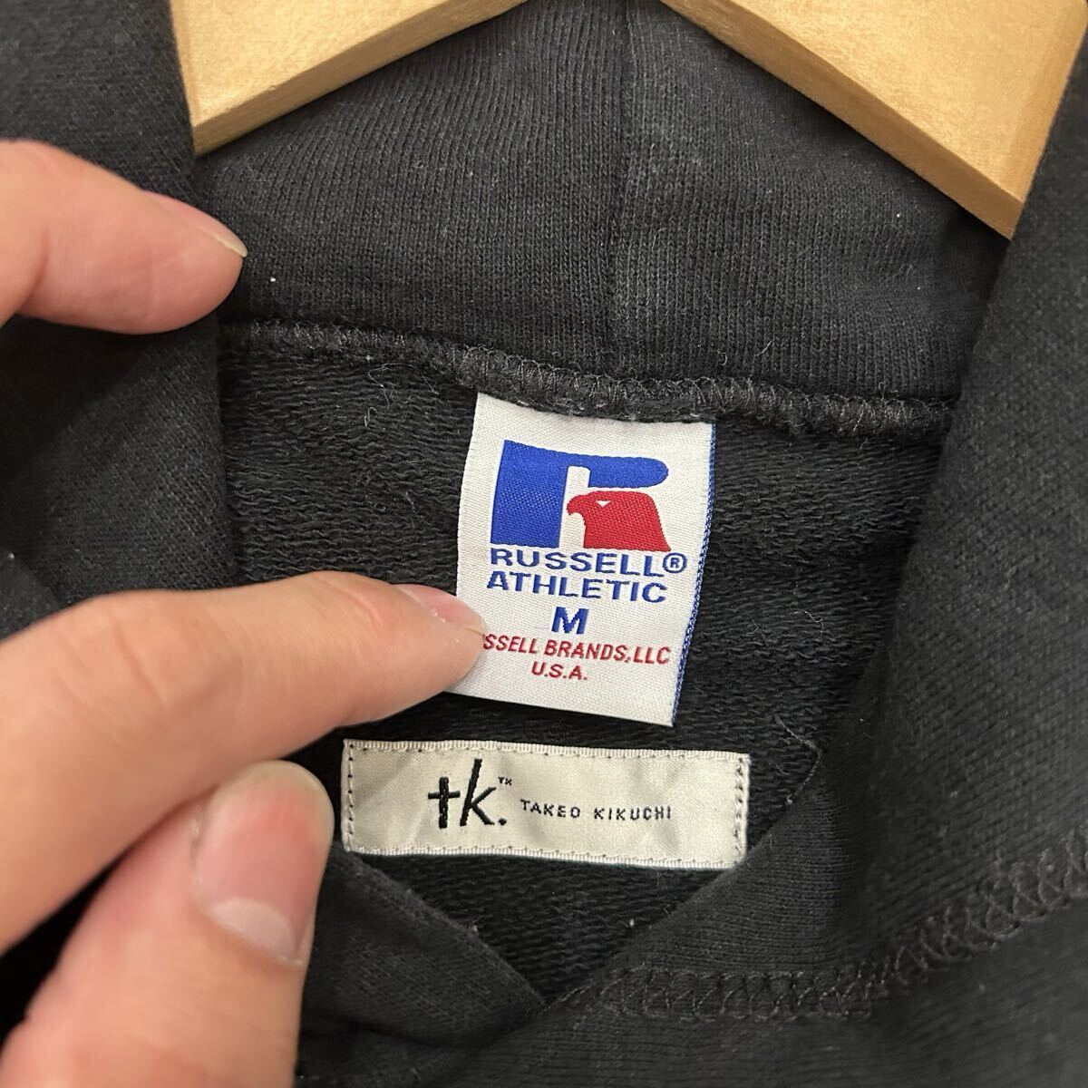 【S7190】 RUSSELL ATHLETIC ラッセルアスレチック パーカー プルオーバー サイズM ブラック 黒 刺繍ロゴ 胸ロゴ バッグプリント メンズ_画像7