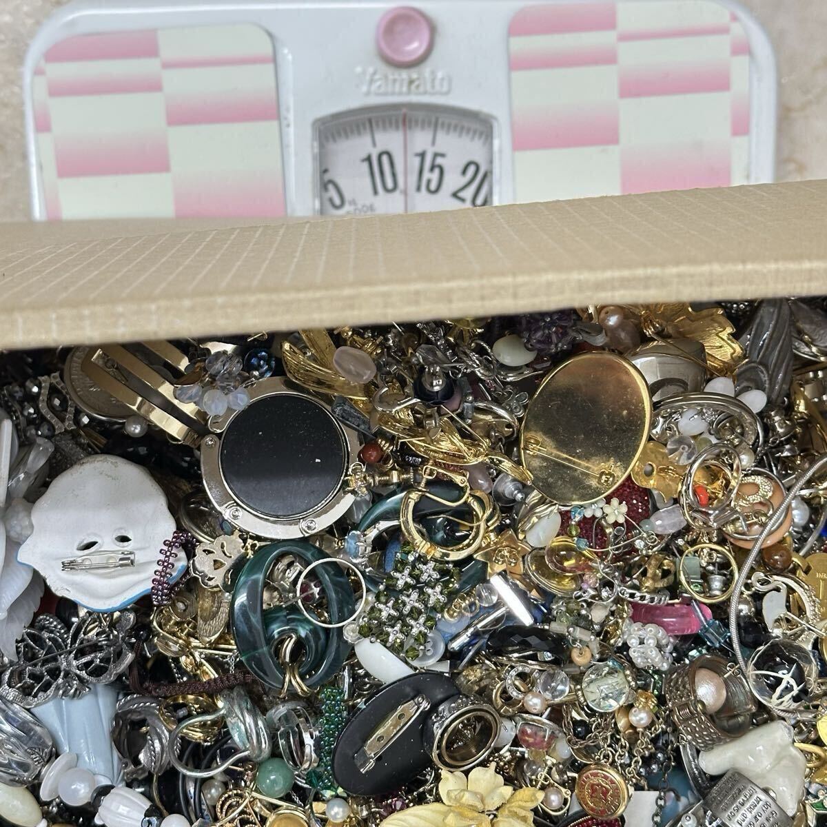 II イミテーションアクセサリー 大量まとめ! 合計 12kg オーバー! 貴金属 K18 刻印 SV 925 SILVER シルバー ネックレス リング かわせみ_画像2