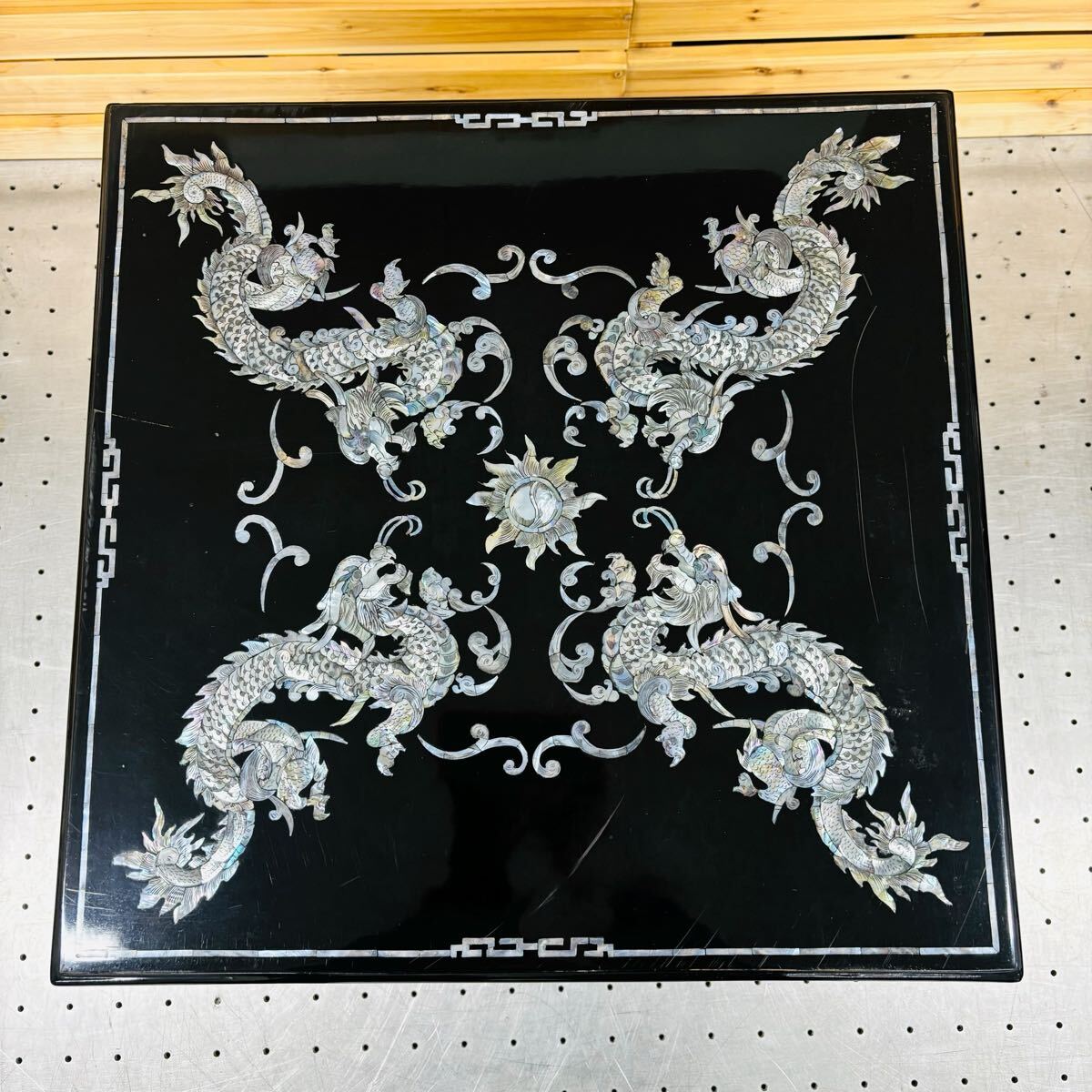 螺鈿細工 らでん 黒漆調 飾り台 座卓 双龍争珠 昭和レトロ 韓国製 和洋折衷 アンティーク家具 木製 インテリア S-501_画像4