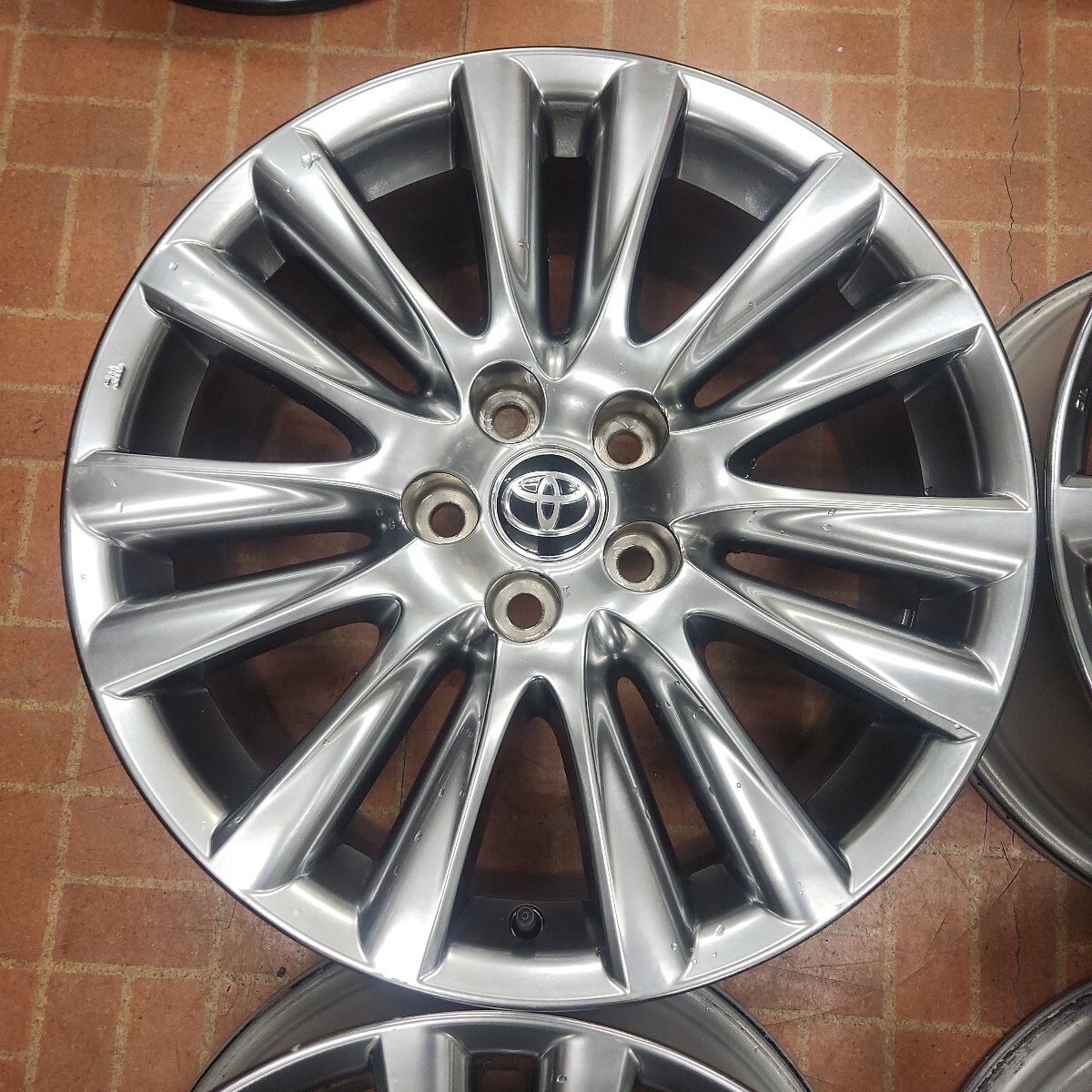 トヨタ ハリアー純正　18インチ　7.5J+45　5H-114.3　中古_画像2