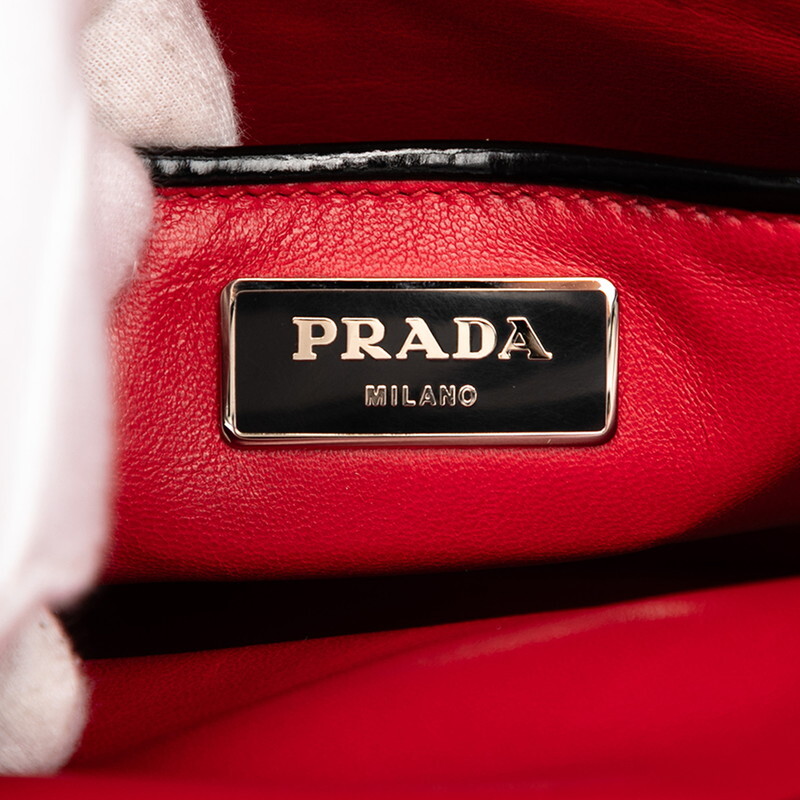  Prada треугольник Logo plate ручная сумочка большая сумка черный pa палатка кожа женский PRADA [ б/у ]