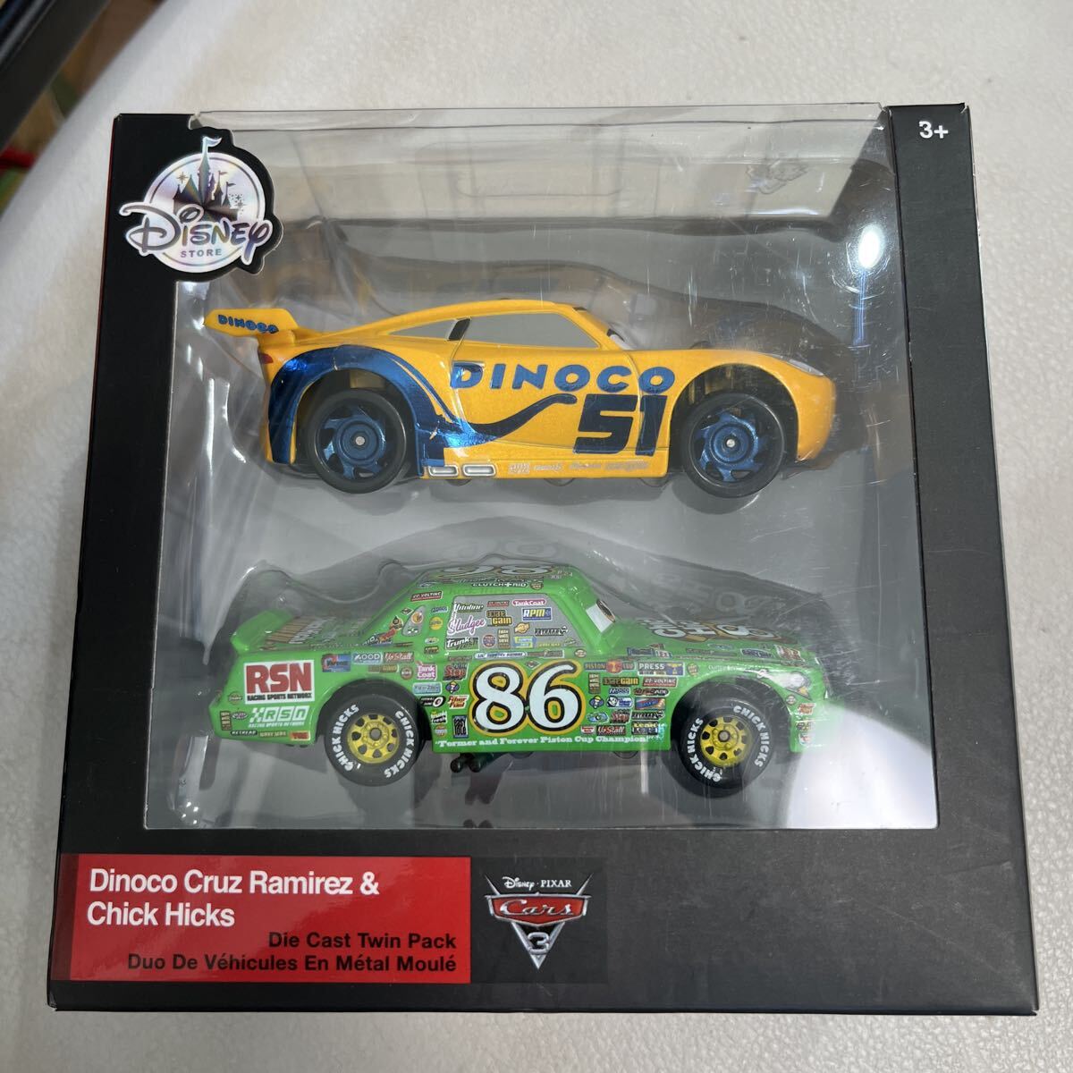 ディズニーストア カーズ3 次世代レーサー　ダイナコ　クルーズ・ラミレス＆チック・ヒックス 2台セット　ダイキャストミニカー_画像1