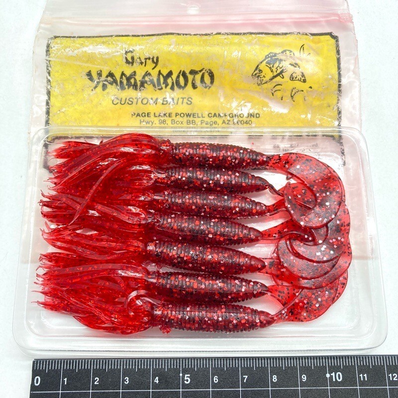 816434 ゲーリーヤマモト 4インチ シングルテール フラグラブ 7本 GARY YAMAMOTO #009 レッド/レッドフレーク 【状態 B/C】_画像1