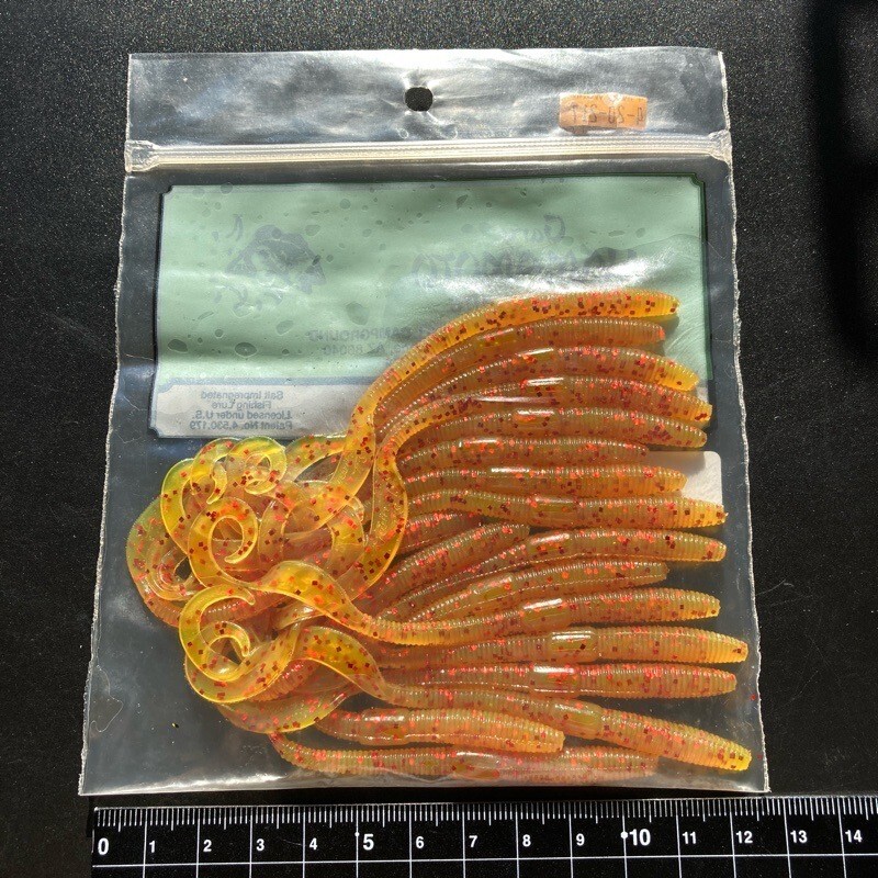 817131 ティーズワーム ゲーリーヤマモト 4インチ １８本 GARY YAMAMOTO #217 アボカド/レッドフレーク 【状態 A/C】_画像2