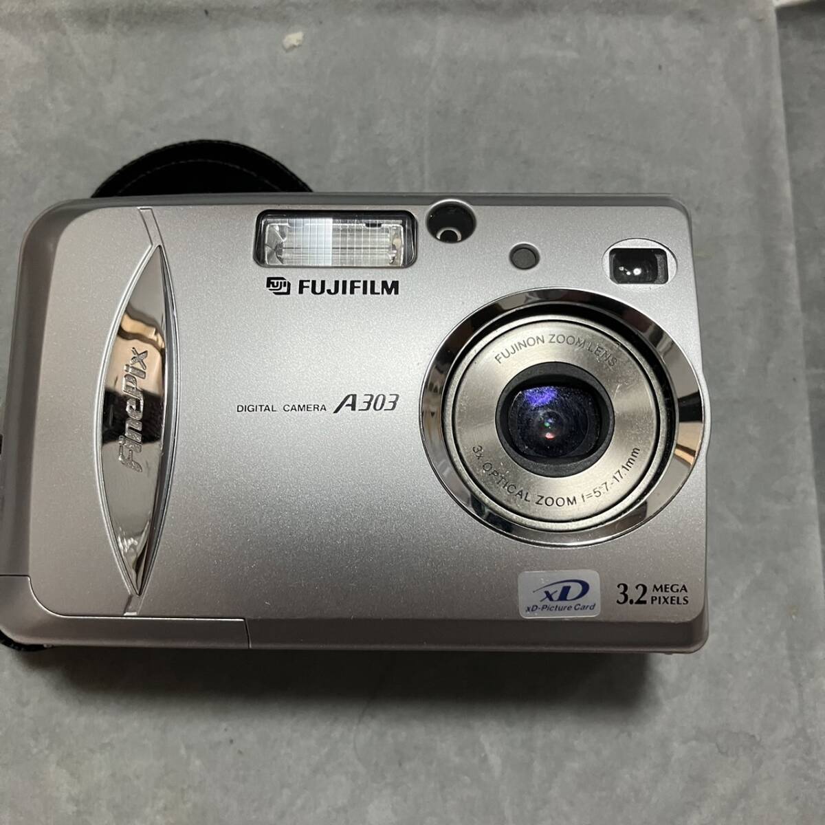 1円スタート FINEPIX A303 コンパクトデジタルカメラ デジカメ シルバー 動作未確認_画像1
