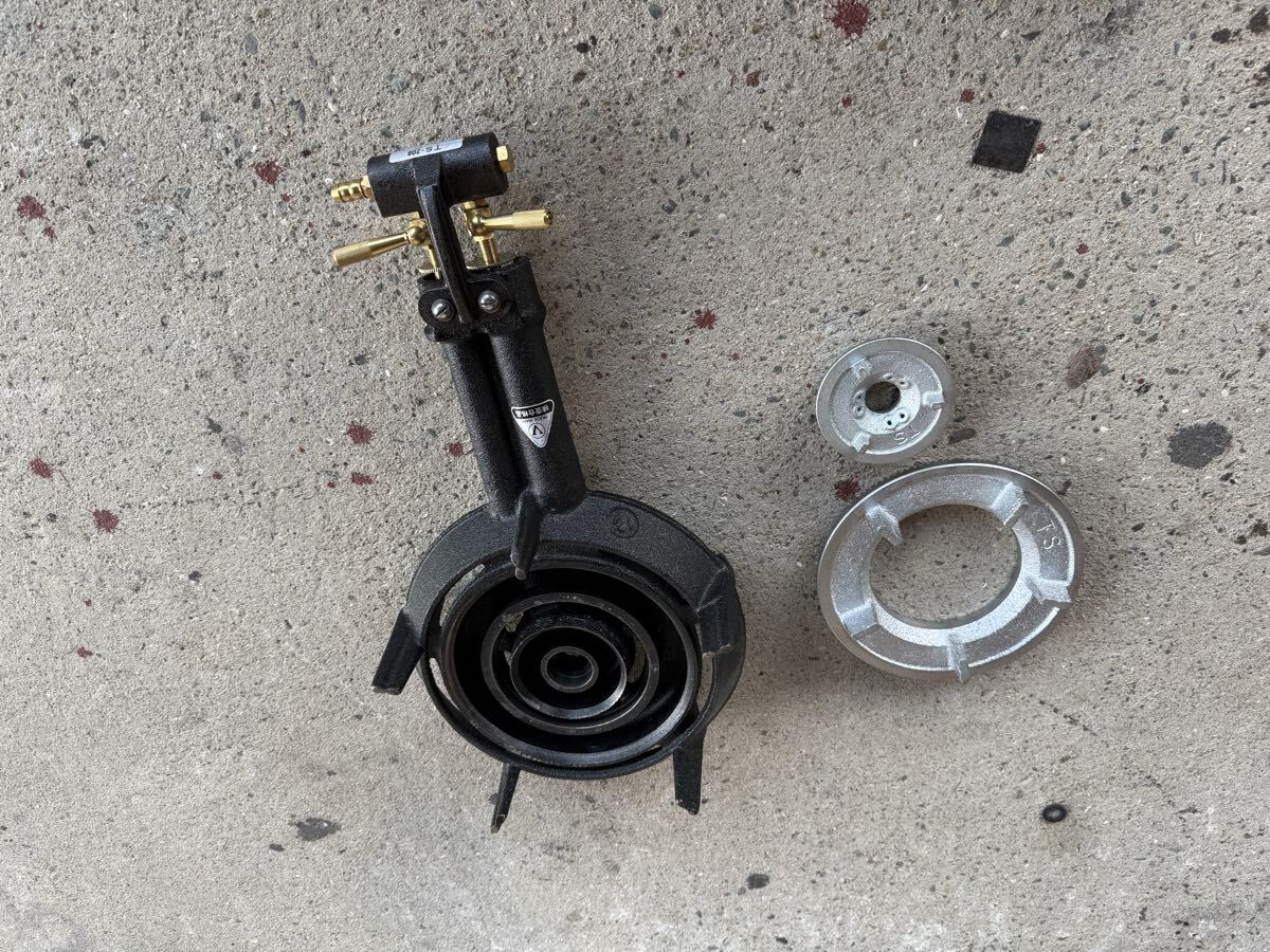 ★税込送料無料★ 未使用　訳あり　 業務用 鋳物コンロ 二重コンロ　ハイカロリー　 LPガス ガスコンロ　TS-208 足1箇所爪割れ欠品　_画像6