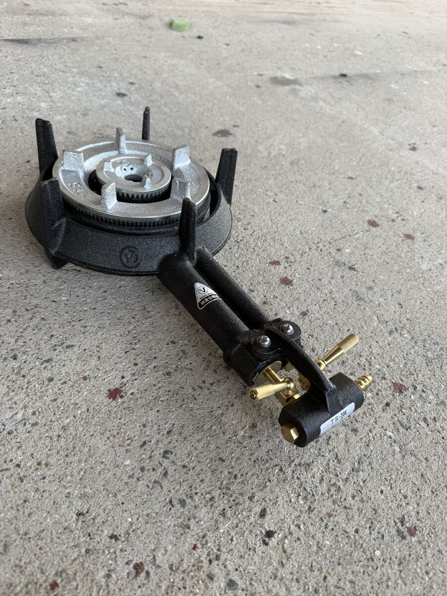 ★税込送料無料★ 未使用　訳あり　 業務用 鋳物コンロ 二重コンロ　ハイカロリー　 LPガス ガスコンロ　TS-208 足1箇所爪割れ欠品　_画像4