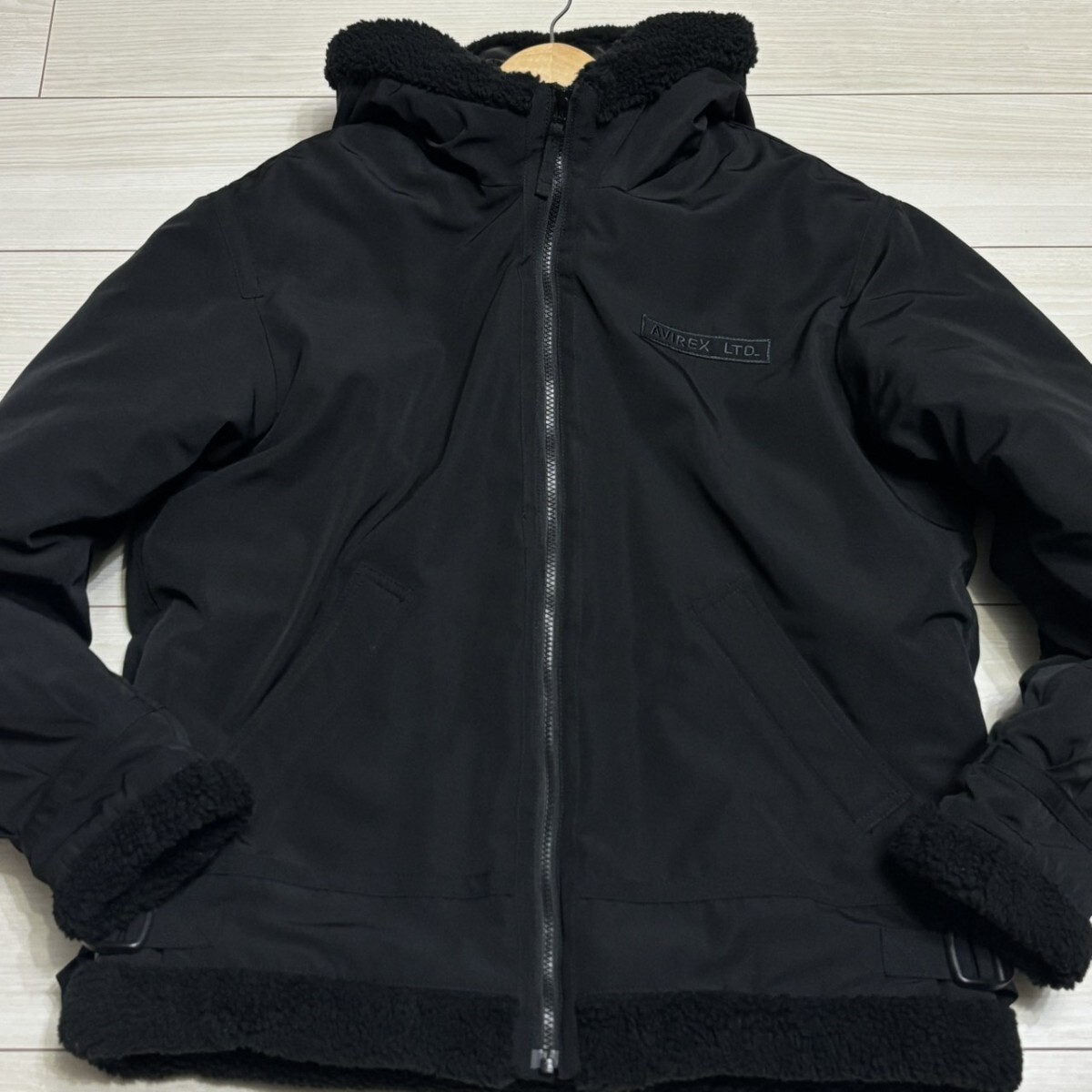 極美品/XLサイズ●AVIREX アヴィレックス B-3フーディージャケット 中綿 ボア フライトジャケット ロゴプリント ブラック メンズ アウター_画像2