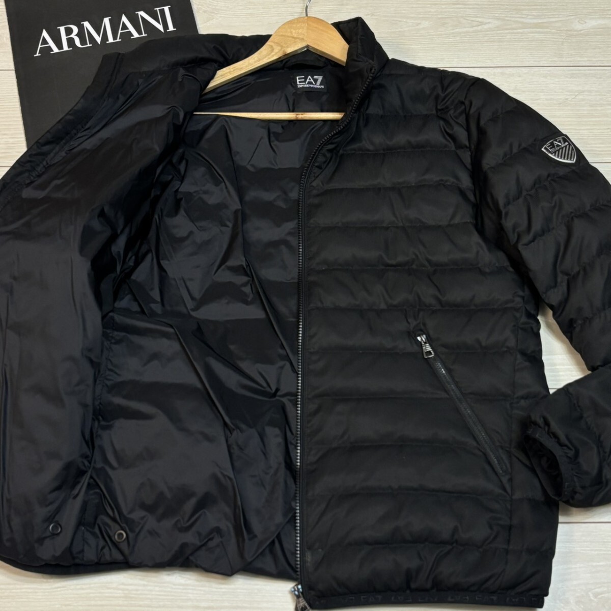 極美品/Lサイズ●EMPORIO ARMANI EA7 エンポリオ アルマーニ ダウンジャケット 袖EA7ロゴワッペン ブラック メンズ アウター 秋冬 極暖_画像1
