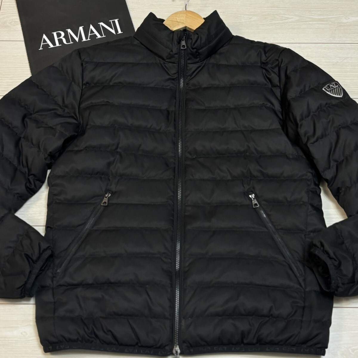 極美品/Lサイズ●EMPORIO ARMANI EA7 エンポリオ アルマーニ ダウンジャケット 袖EA7ロゴワッペン ブラック メンズ アウター 秋冬 極暖_画像2