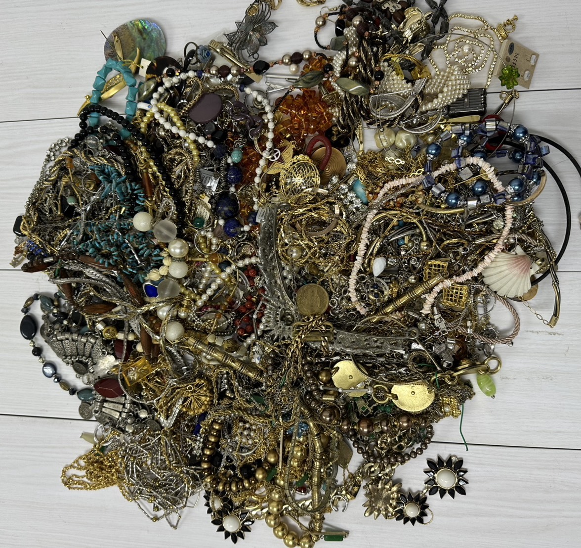 アクセサリー　イミテーション　まとめ 約5㎏　メッキ多数　ピアス　ブローチ　服飾小物 中古品　T1_画像2