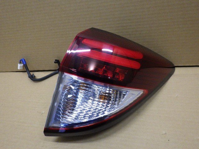 【岩手 盛岡発】中古 純正 ヴェゼル DAA-RU3 右テールランプ KOITO 220-62164 点灯OK_画像1