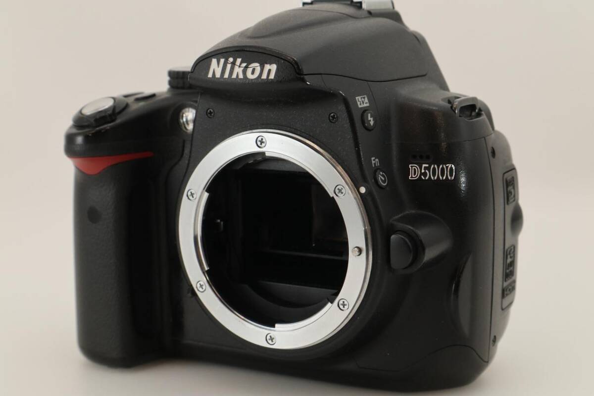 Nikon D5000 12.3 MP DX Digital SLR Camera w 2.7in Vari-angle LCD(97)_画像2